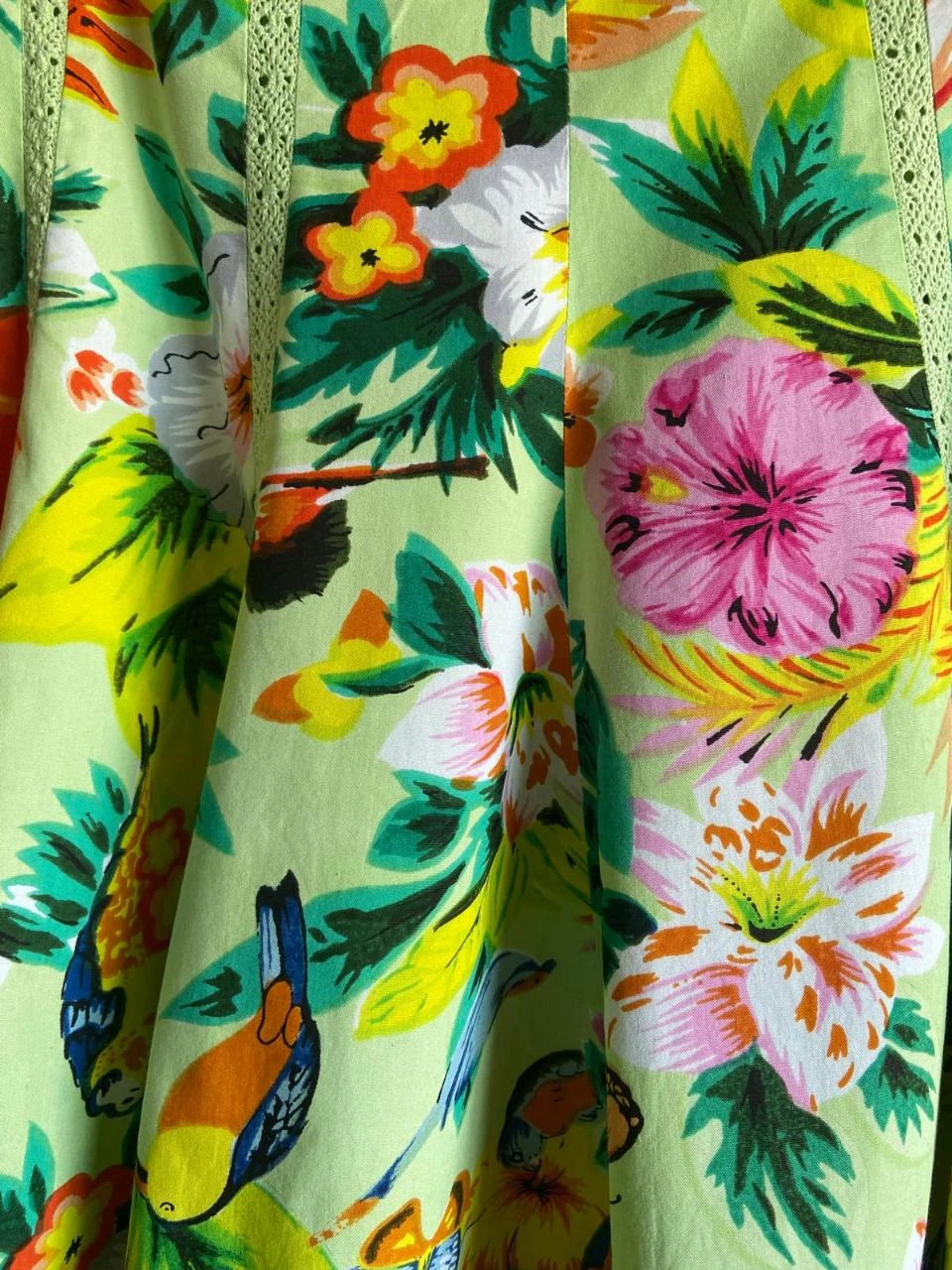 Saia rodada com estampa floral sobre fundo verde menta. Steps every day – photo 2